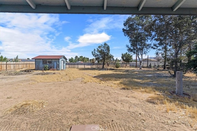 view of yard featuring a storage unit