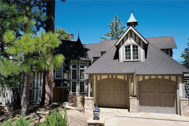 view of front facade featuring a garage