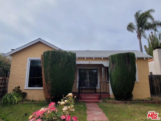 view of front of property featuring a front lawn