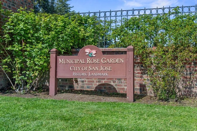 community / neighborhood sign featuring a yard