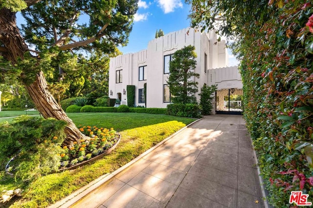 view of front of house featuring a front lawn