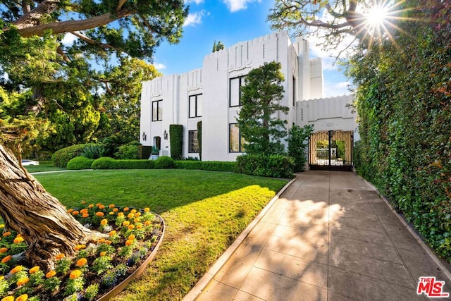 view of front facade featuring a front lawn