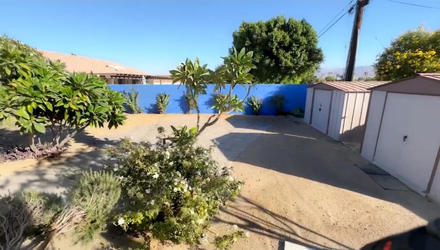 view of yard with a storage unit