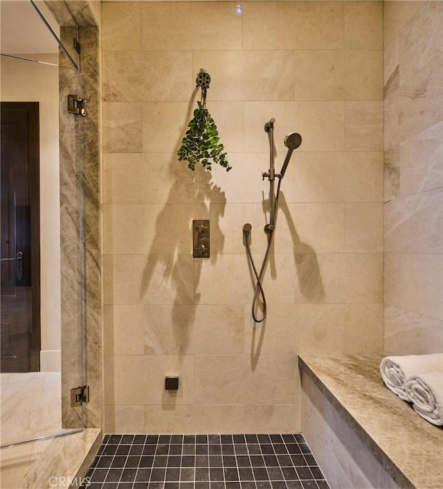 bathroom featuring tiled shower