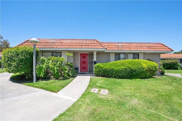 single story home with a front yard