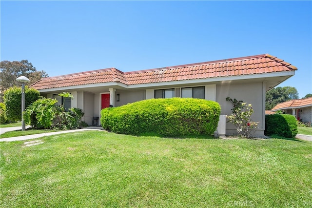 view of front of house with a front lawn