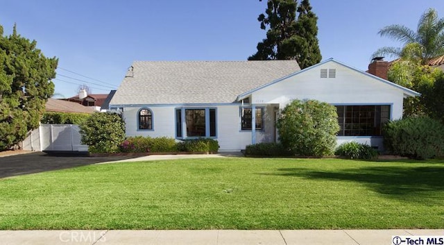 view of front of property featuring a front yard