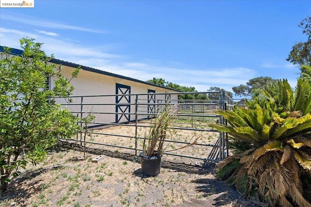 view of yard with an outbuilding