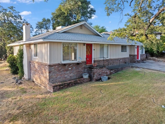 view of front facade with a front lawn