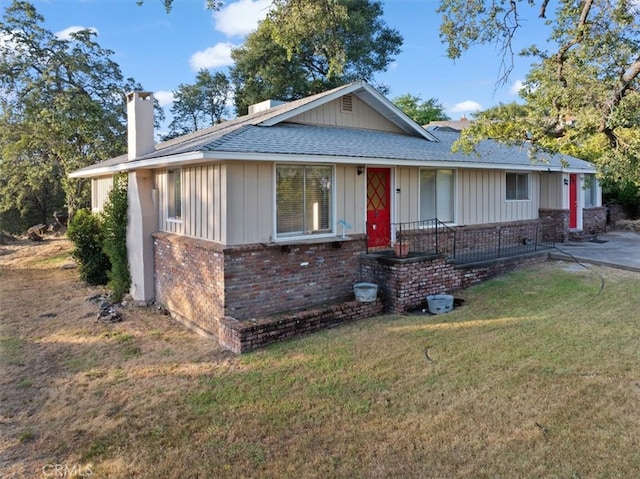 view of front of property featuring a front lawn