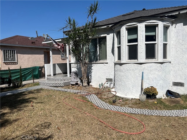 view of side of property featuring a lawn