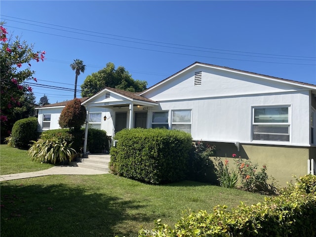 view of front of property with a front yard