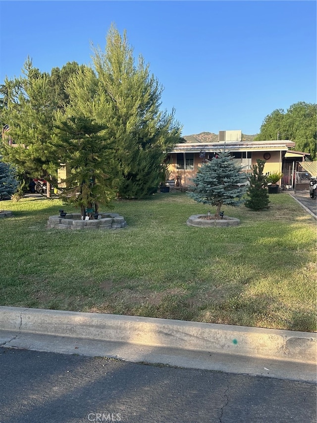 view of front of property featuring a front lawn