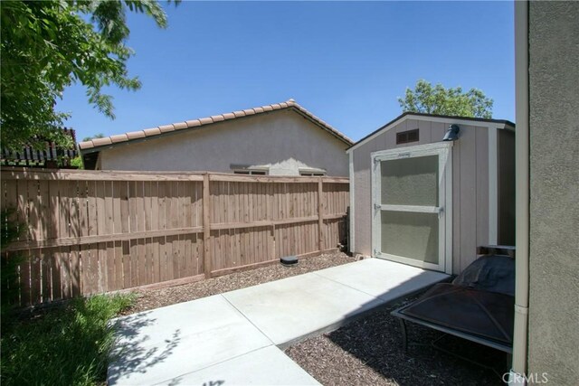 view of yard with a storage unit