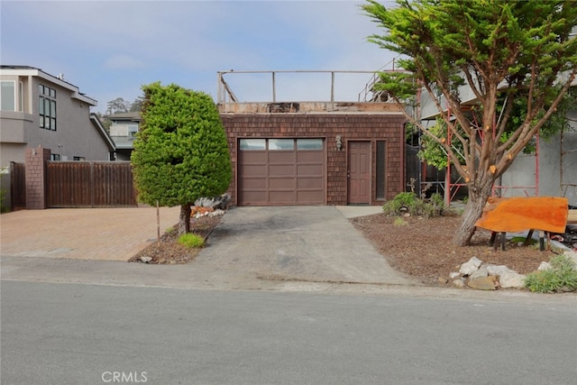 view of front of property featuring an outdoor structure