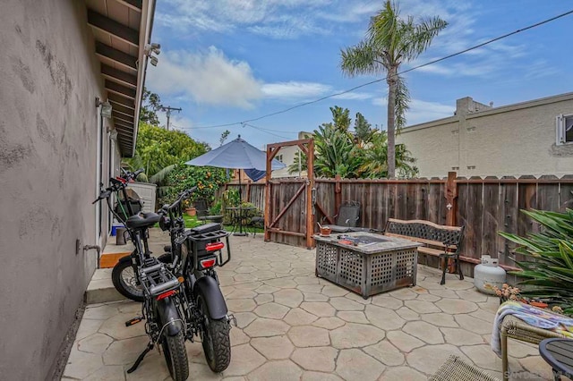 view of patio featuring a fire pit