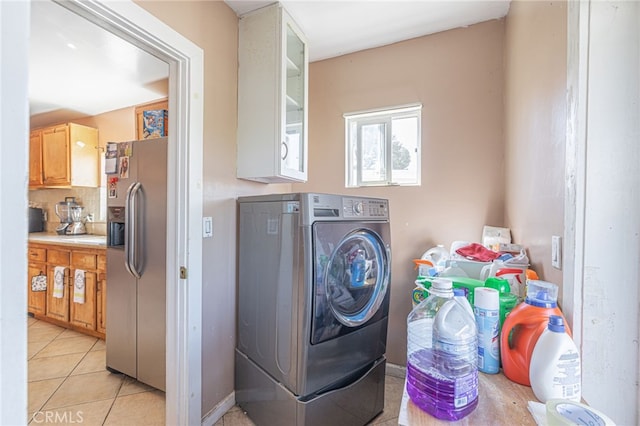 laundry area featuring washer / dryer and light tile patterned flooring