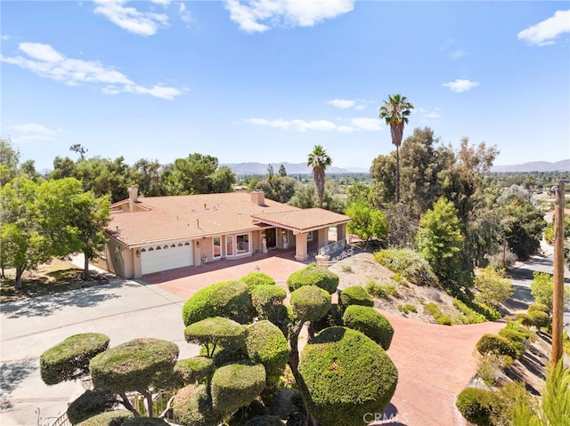 view of front of property featuring a mountain view and a garage