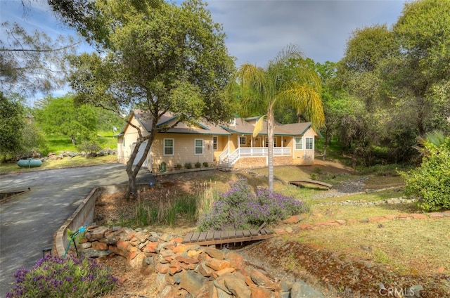 ranch-style house featuring covered porch