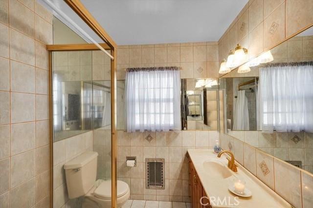 full bath with a wealth of natural light, a shower with shower curtain, heating unit, and tile walls