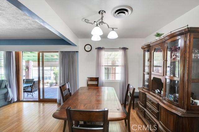 dining room featuring visible vents, light wood-style floors, and an inviting chandelier