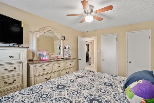 bedroom featuring ceiling fan and a textured ceiling