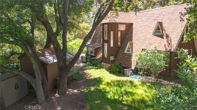 view of side of property featuring a lawn