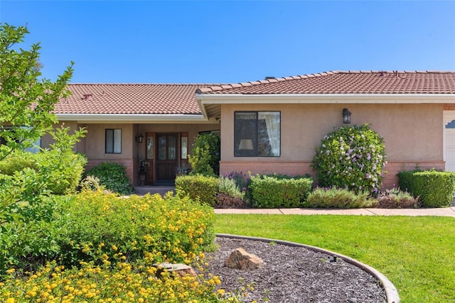 view of front of property featuring a front yard