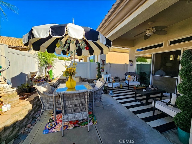 view of patio featuring outdoor lounge area and ceiling fan