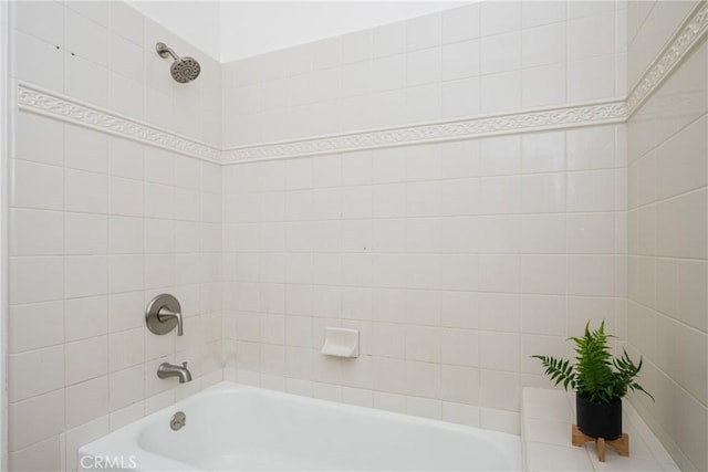 bathroom featuring tiled shower / bath