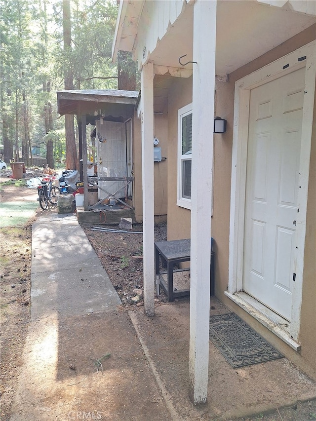 property entrance featuring stucco siding