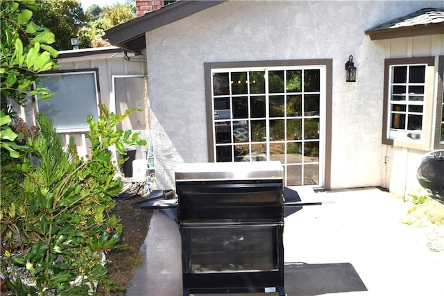 entrance to property featuring a patio