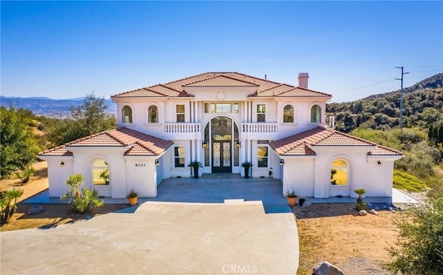 mediterranean / spanish-style house with a mountain view