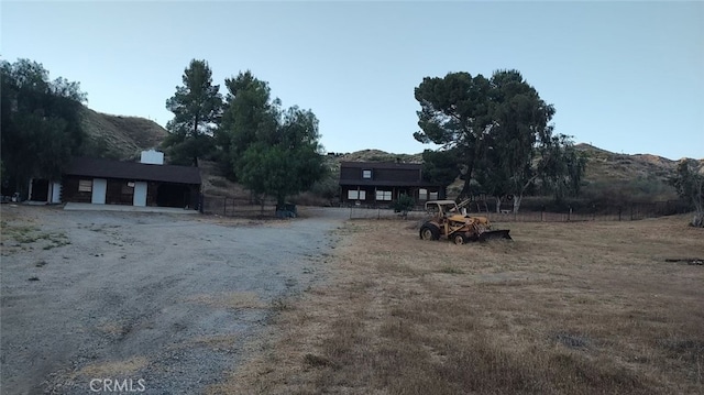 view of yard featuring a mountain view