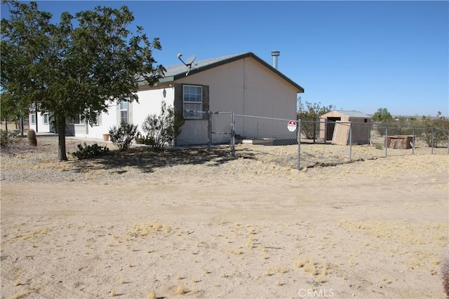 manufactured / mobile home with fence