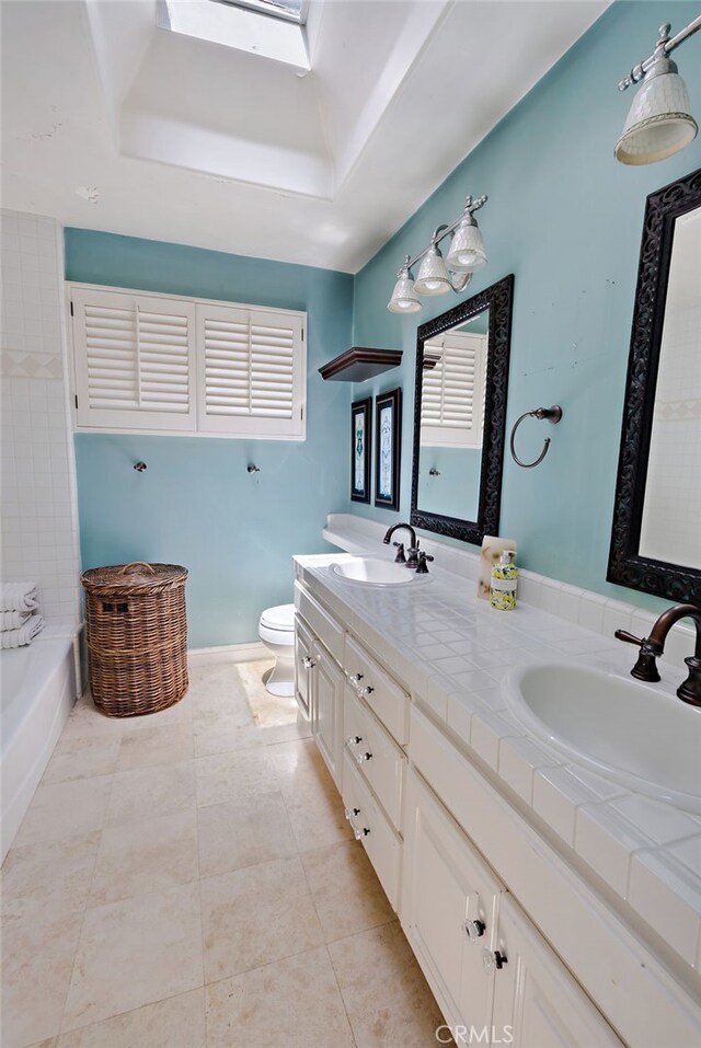 8 Quail Ridge Rd S, Rolling Hills, CA 90274 - full bath with healthy amount of natural light, toilet, double vanity, and a tray ceiling
