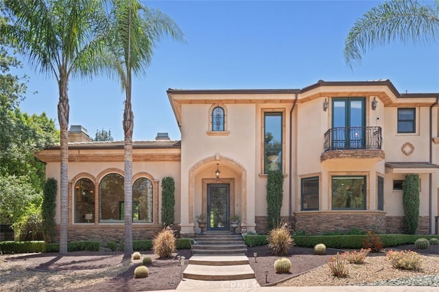 view of front of home featuring a balcony