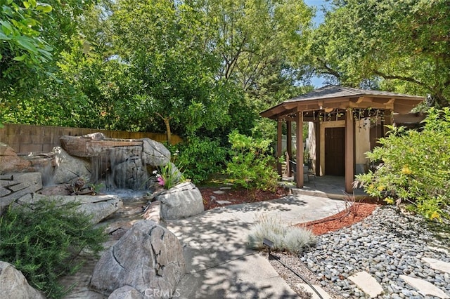 view of yard featuring a storage unit