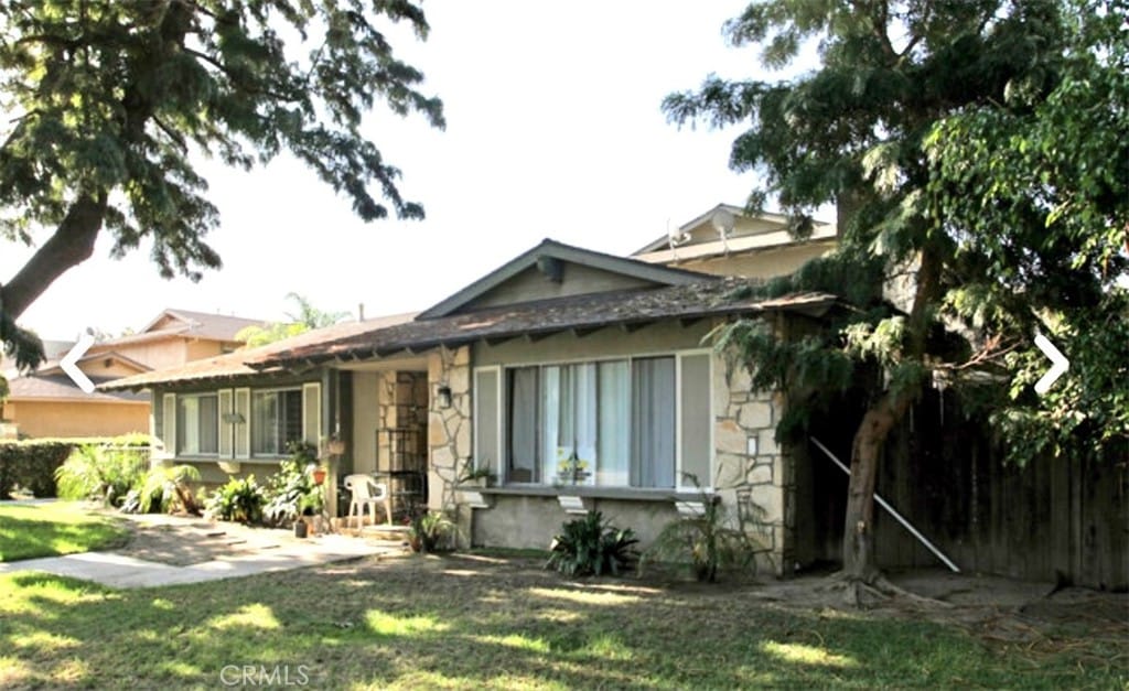 view of front of home with a front lawn