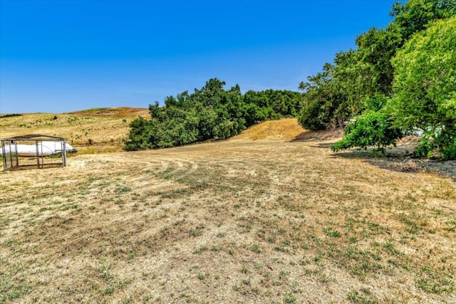 view of yard featuring a rural view