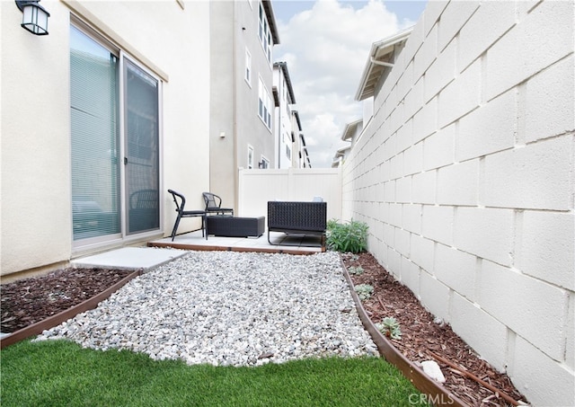 view of yard featuring a patio area