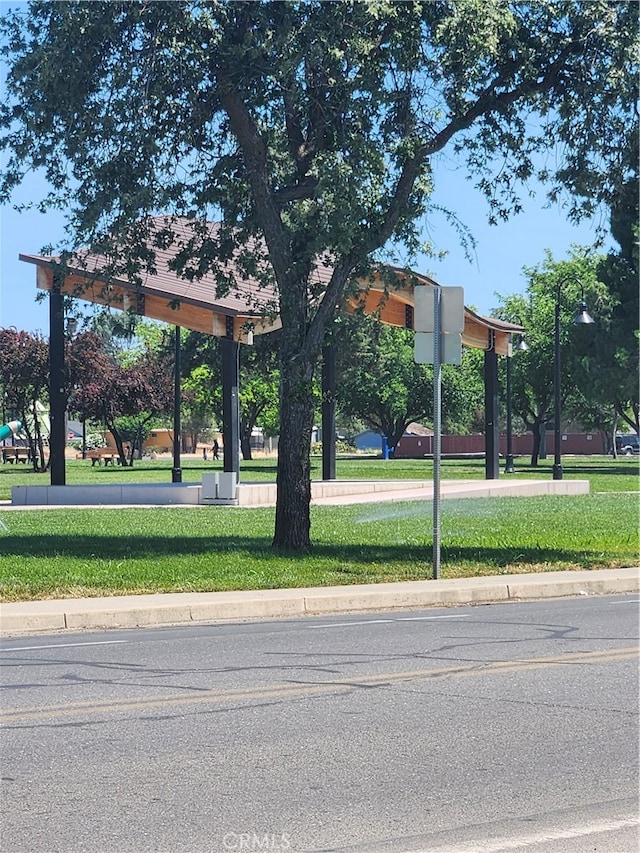 view of home's community featuring a yard