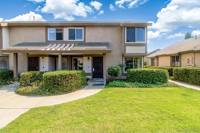 view of front of property featuring a front yard