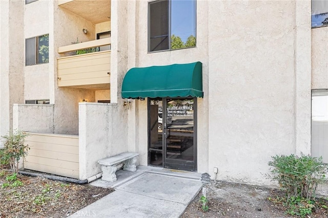 view of exterior entry with stucco siding