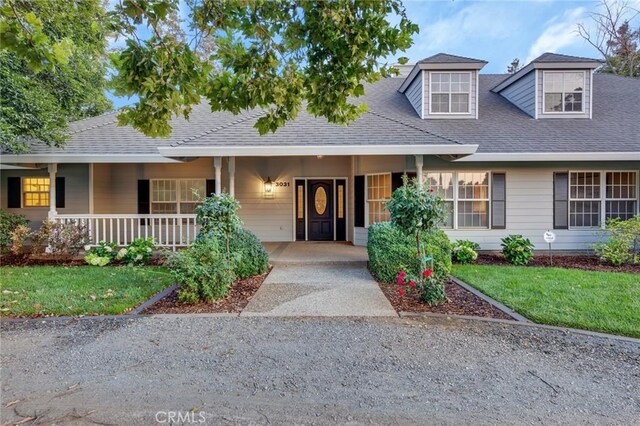 view of front facade featuring a porch and a front yard