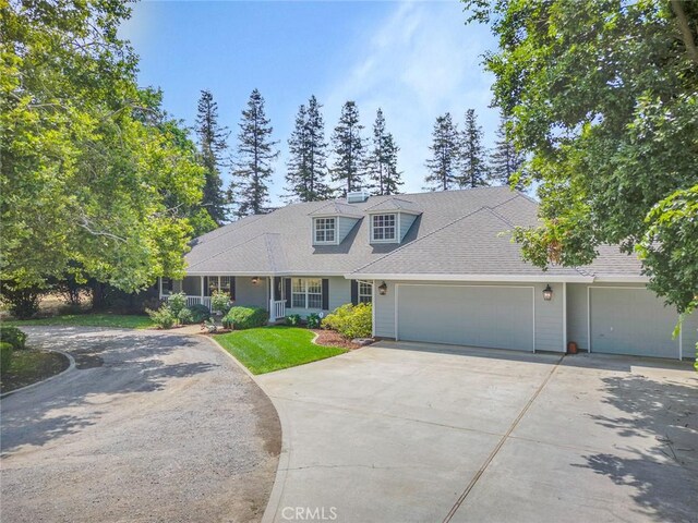 view of front of house featuring a front lawn and a garage