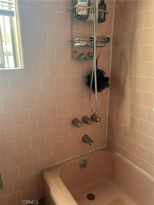 bathroom featuring tiled shower / bath combo