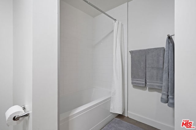 bathroom featuring shower / bath combo with shower curtain