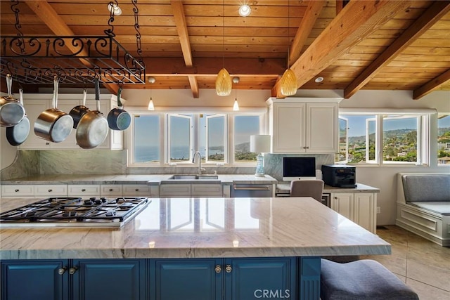 kitchen with sink, backsplash, stainless steel appliances, and blue cabinets