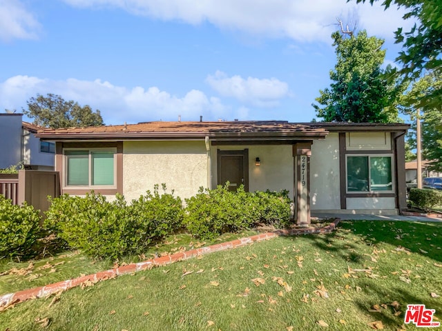 view of front of home featuring a front yard